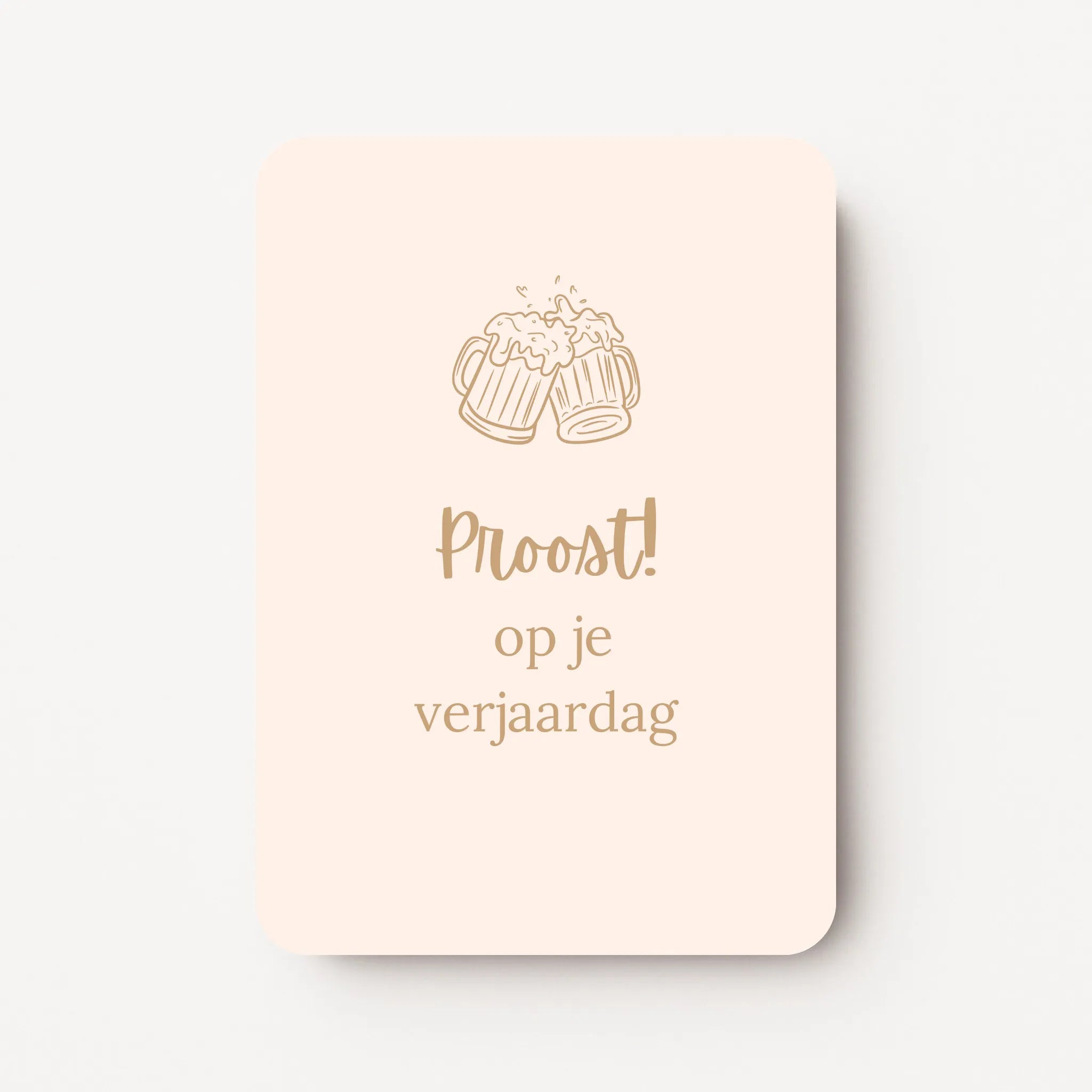 Staande verjaardagskaart voor mannen met goudbeige tekst ‘Proost! op je verjaardag’ en bovenaan een lijntekening van twee proostende bierpullen, op een crèmekleurige achtergrond, flatlay op witte ondergrond.