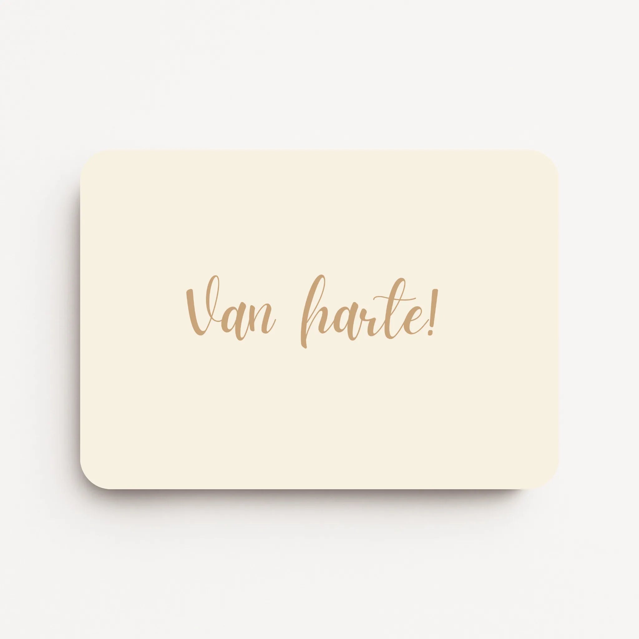 Liggende verjaardagskaart voor mannen met goudbeige tekst ‘Van harte!’ op een lichtbeige achtergrond, flatlay op witte ondergrond.