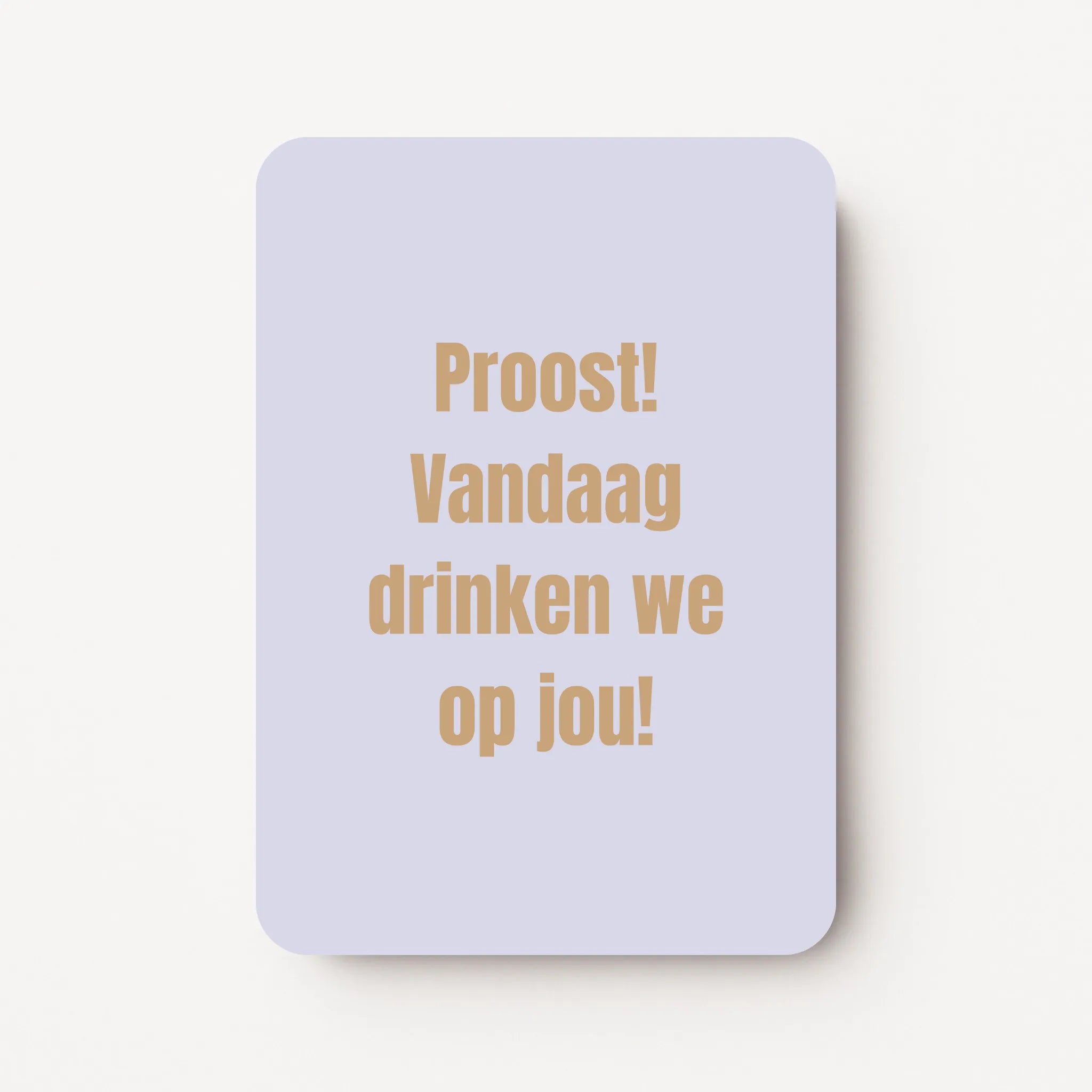 Staande verjaardagskaart voor mannen met goudbeige tekst ‘Proost! Vandaag drinken we op jou!’ op een lichtblauwe achtergrond, flatlay op witte ondergrond.