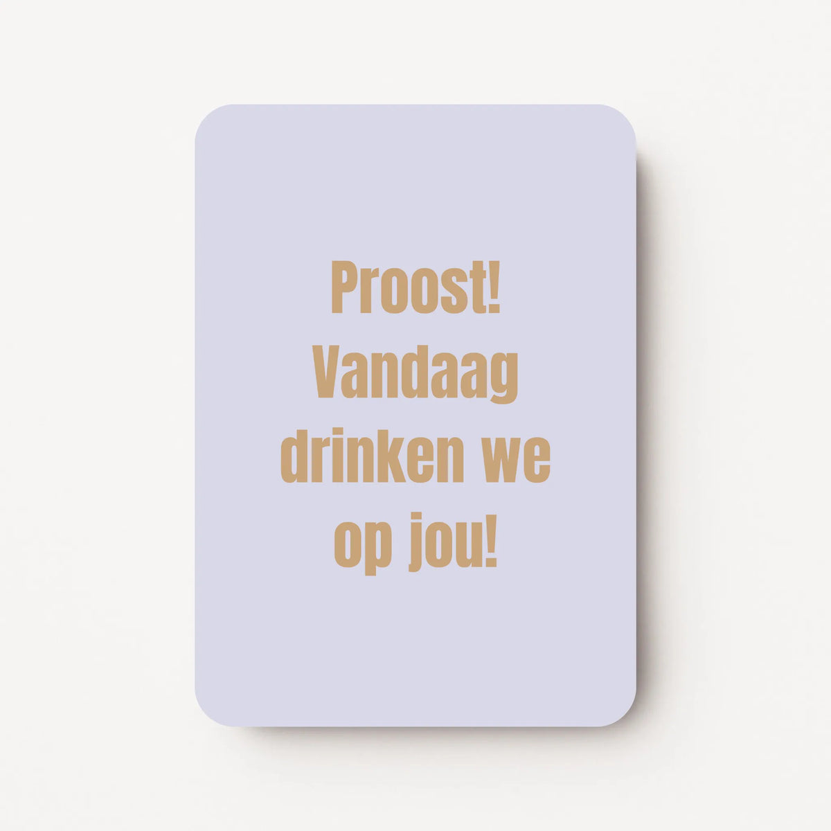 Staande lichtblauwe verjaardagskaart met goudbruine tekst "Proost! Vandaag drinken we op jou!".