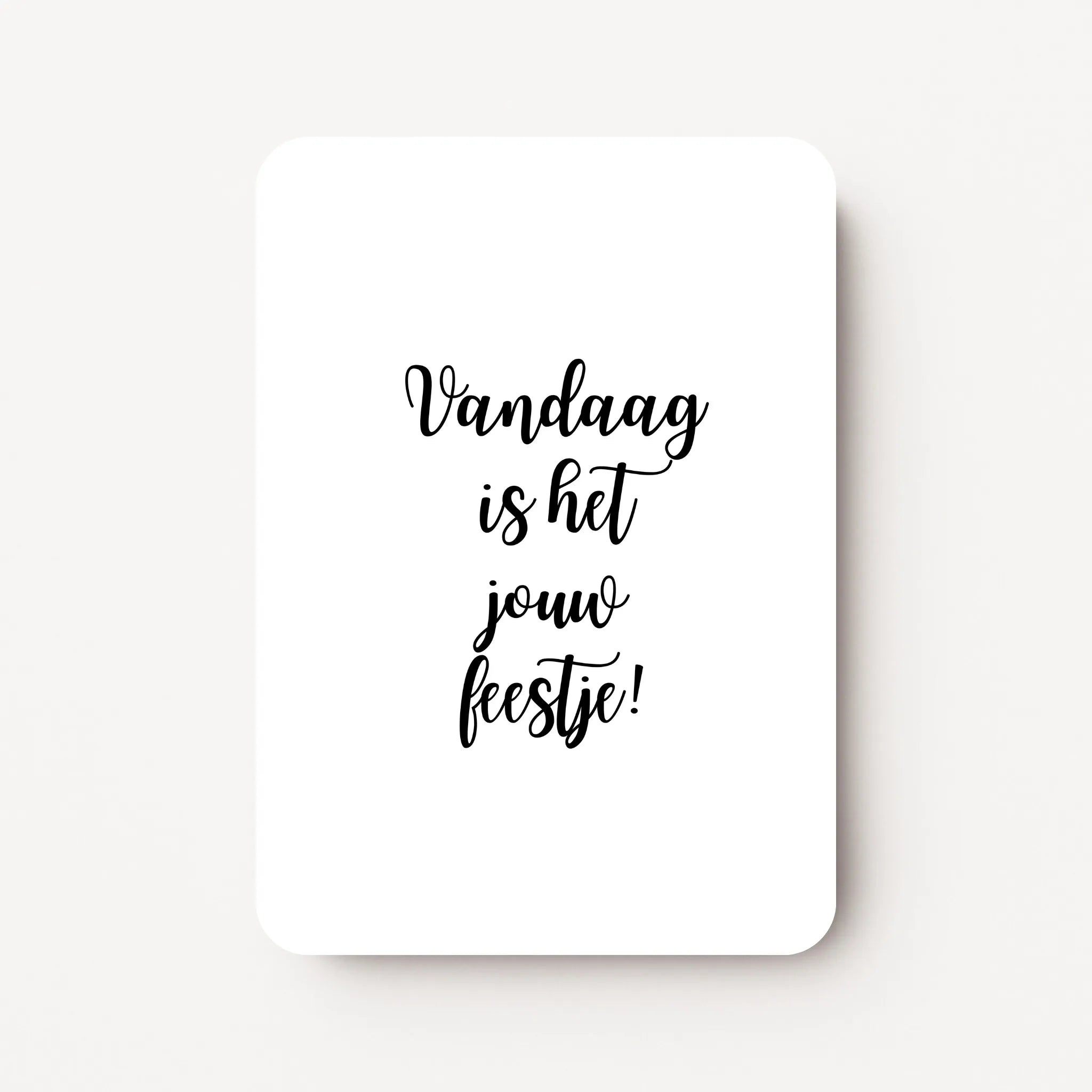 Staande verjaardagskaart voor mannen met zwarte tekst ‘Vandaag is het jouw feestje!’, minimalistisch ontwerp op witte achtergrond, flatlay op witte ondergrond.