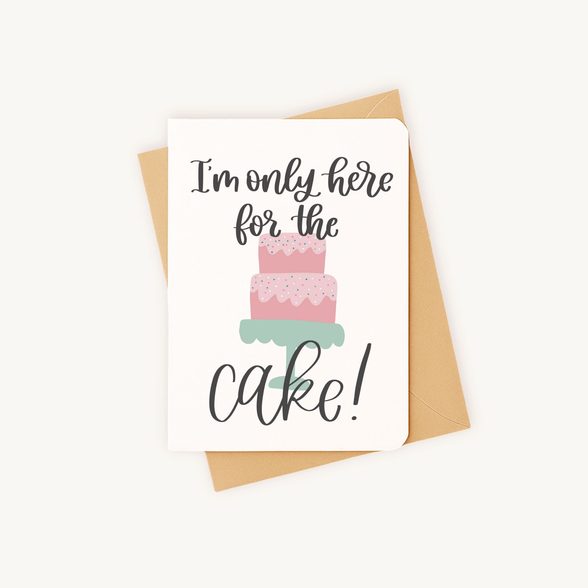 Verjaardagskaart taart liggend met kraft envelop voor verzending