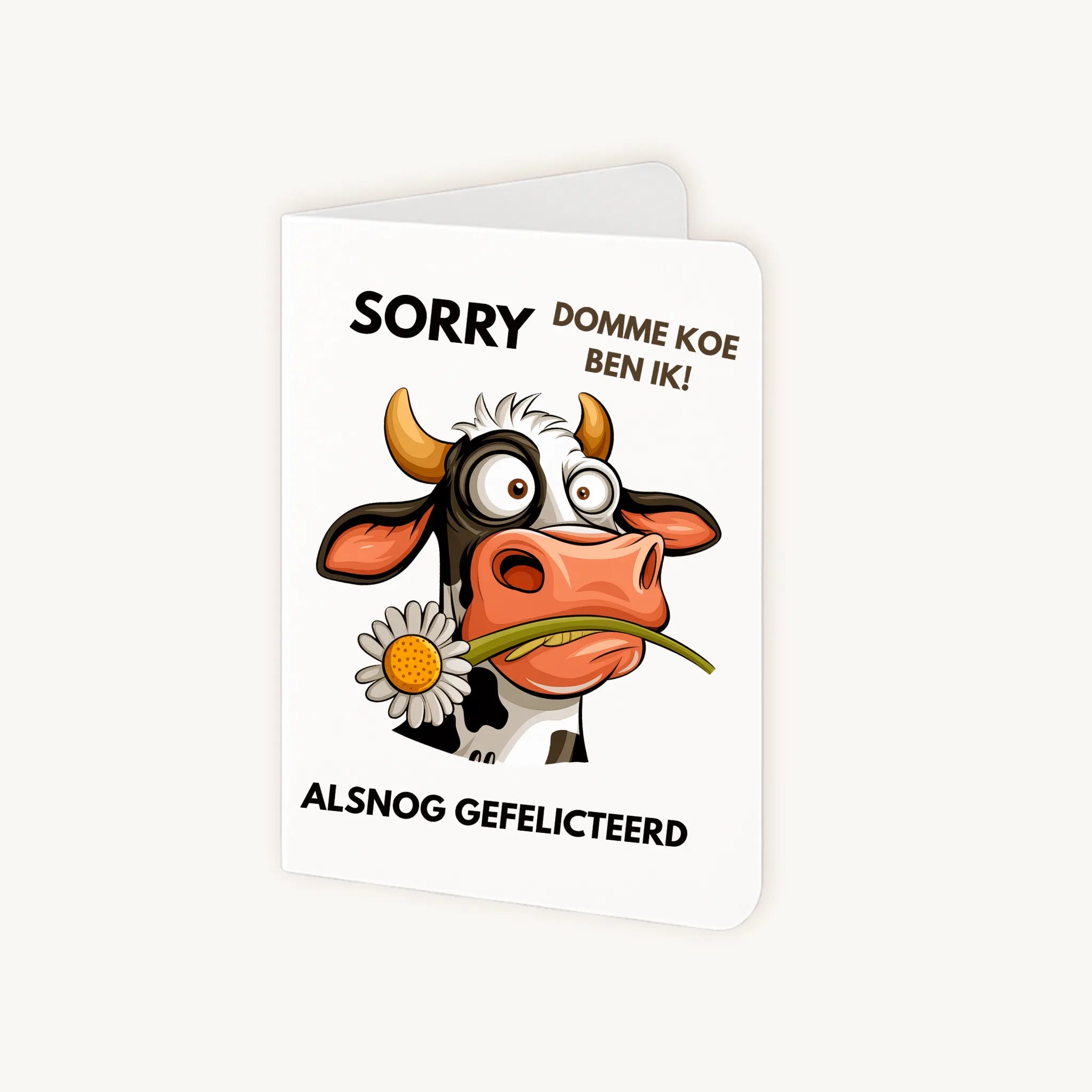 Staande erjaardagskaart half geopend met koeillustratie en humoristische tekst.