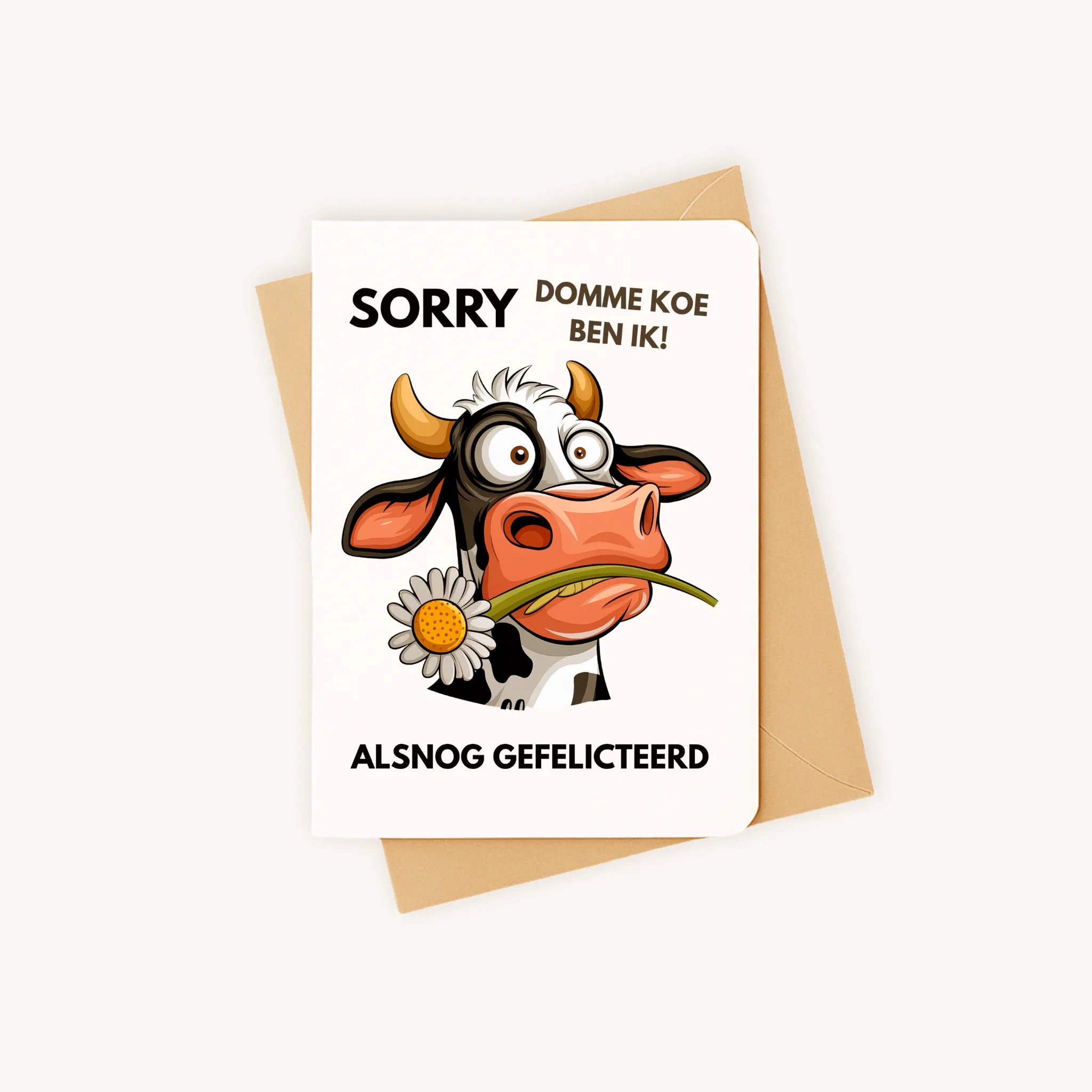 Staande verjaardagskaart met koeillustratie op kraftenvelop.