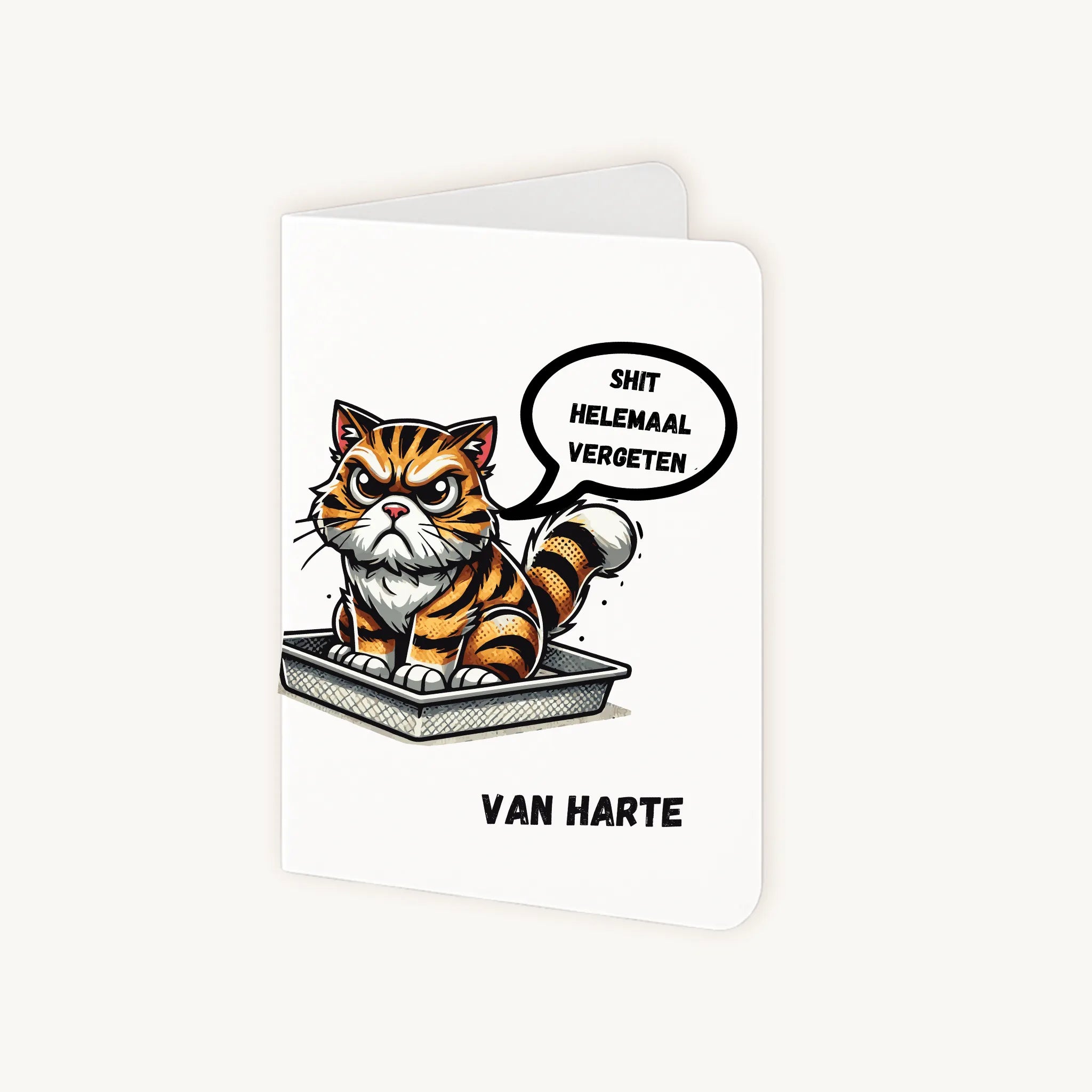 Staande verjaardagskaart half geopend met tijgerkat in kattenbak en grappige tekst.