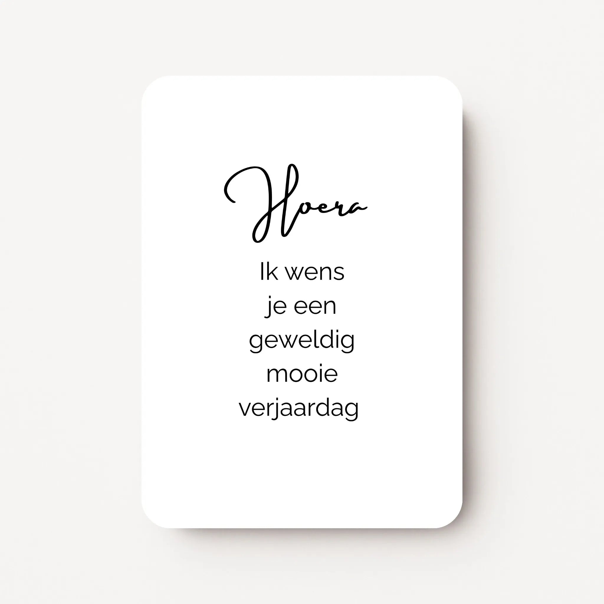 Staande verjaardagskaart voor een vrouw met zwarte tekst ‘Hoera! Ik wens je een geweldig mooie verjaardag’, minimalistisch ontwerp op witte achtergrond, flatlay op witte ondergrond.