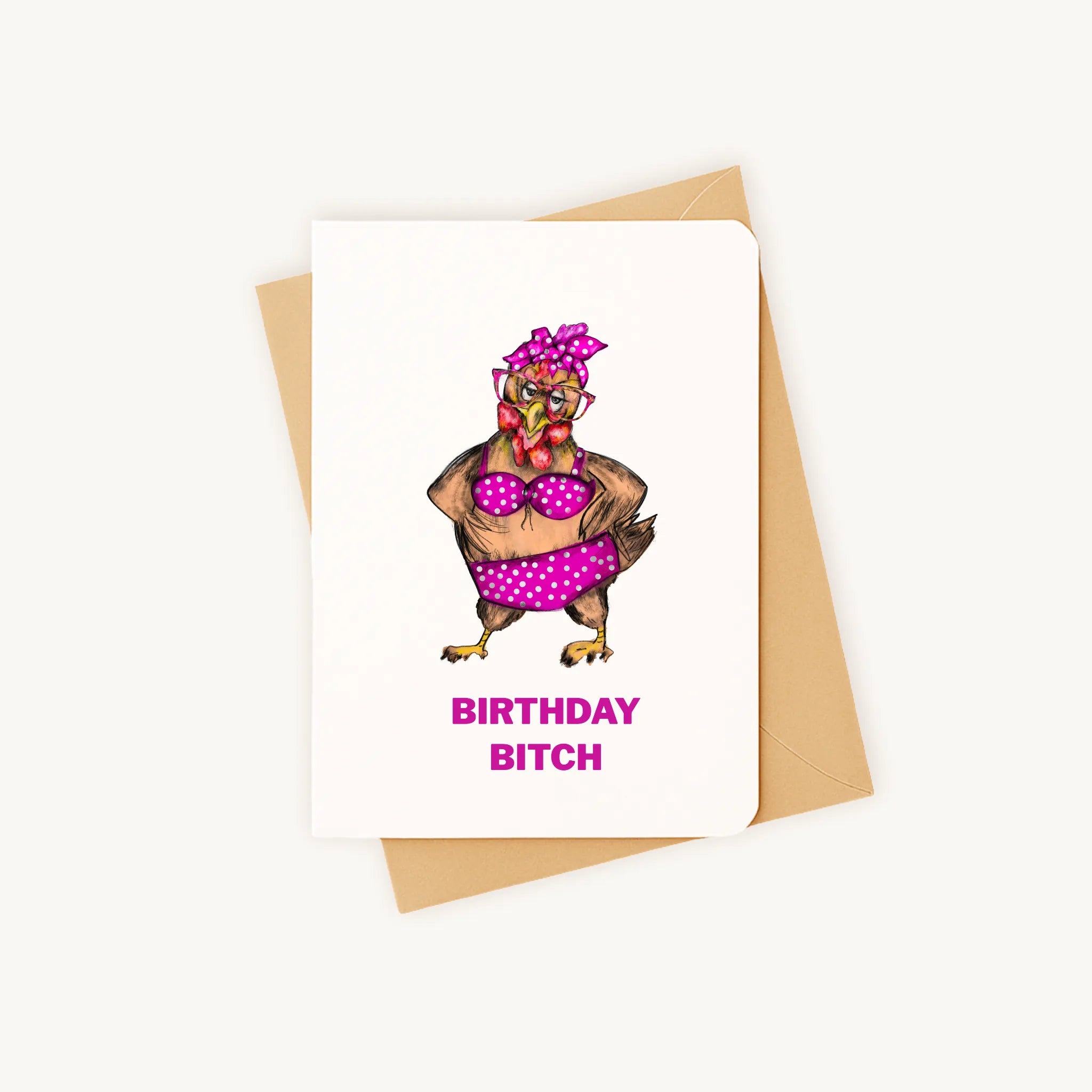 Staande verjaardagskaart met kip in roze bikini op een kraftenvelop.