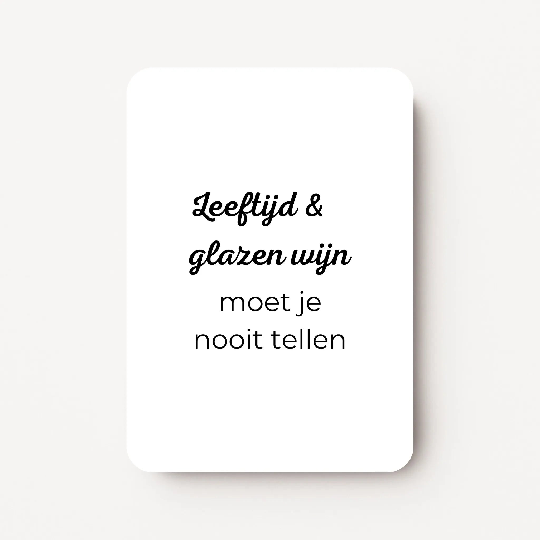 Staande verjaardagskaart voor een vrouw met zwarte tekst ‘Leeftijd & glazen wijn moet je nooit tellen’, strak en modern ontwerp op witte achtergrond, flatlay op witte ondergrond.