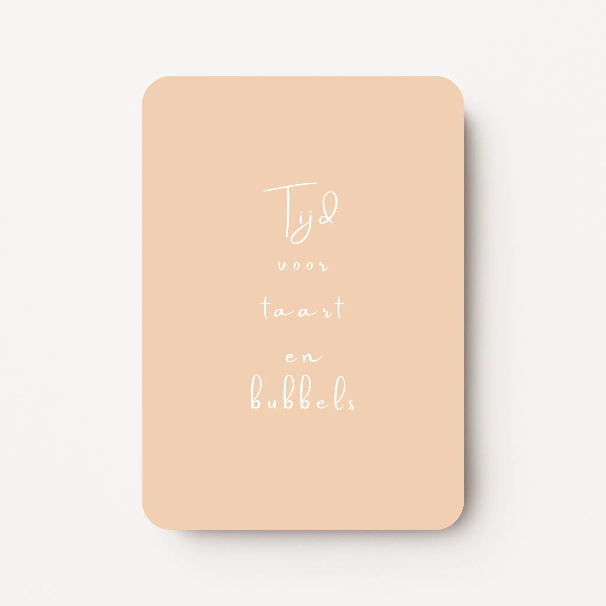 Staande verjaardagskaart voor een vrouw met witte tekst ‘Tijd voor taart en bubbels’ op een zachte perziktint achtergrond, flatlay op witte ondergrond.