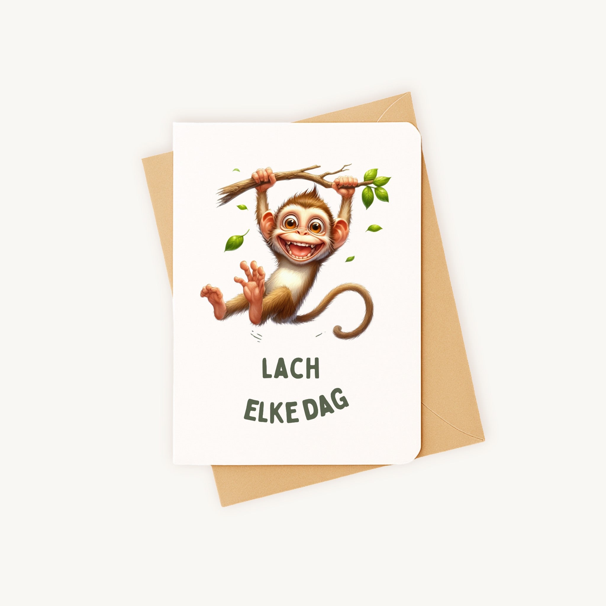 Vrolijke apenkaart liggend naast kraftenvelop klaar om te versturen