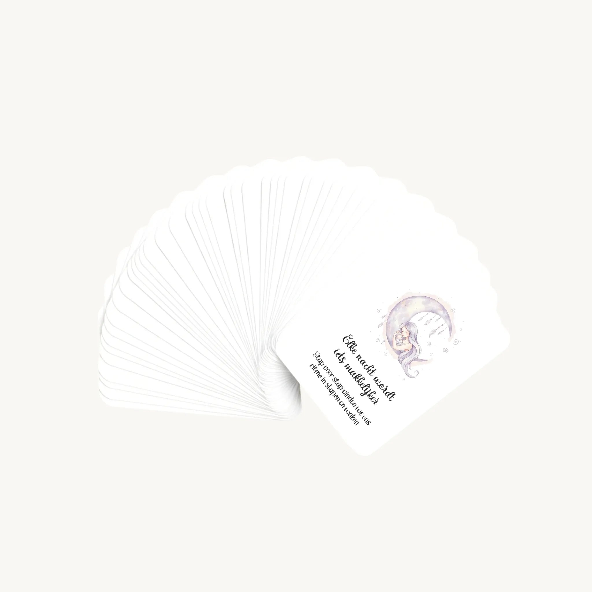 Waaier van 30 dreamy boho aquarelkaarten met affirmaties en subtekst voor na de bevalling, waarbij alleen de bovenste kaart zichtbaar is, in een rustgevende en verfijnde stijl.
