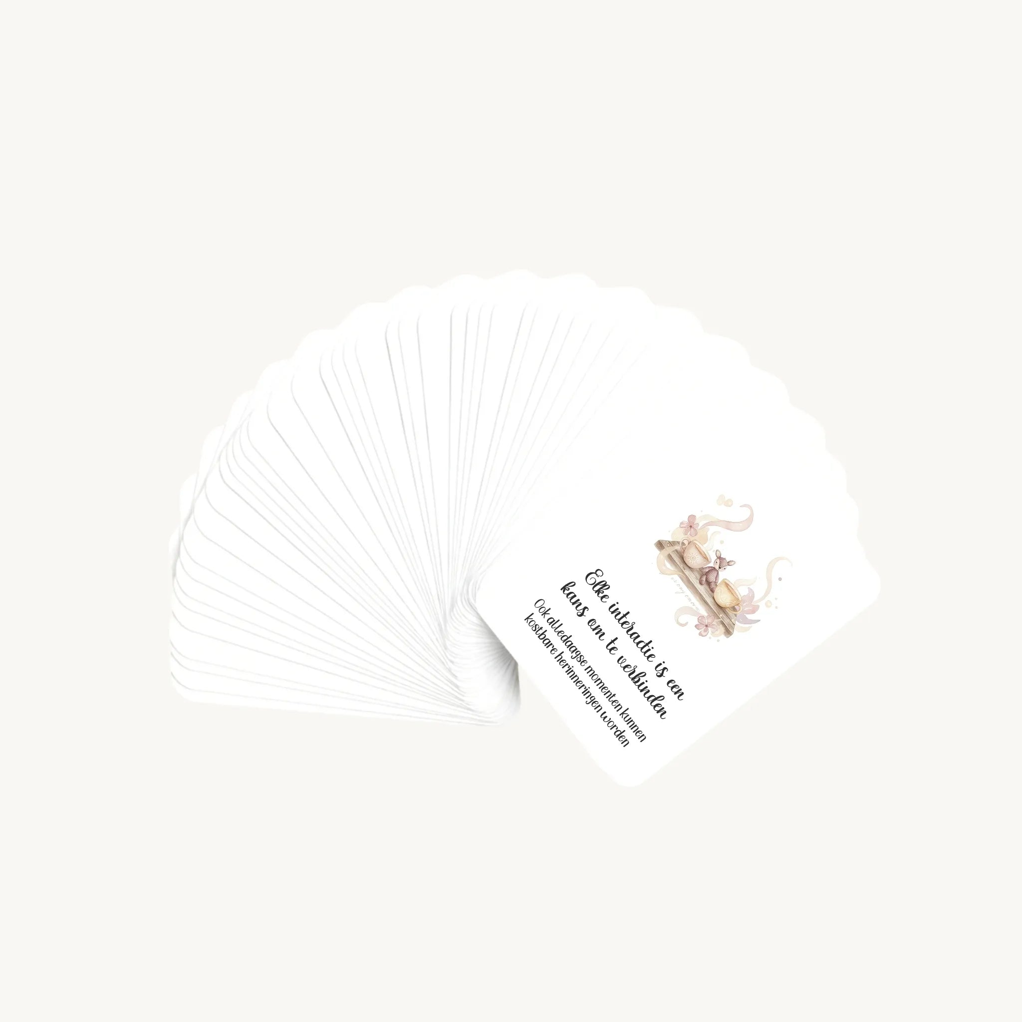 Waaier van 30 dreamy boho aquarelkaarten met affirmaties en subtekst over het opvoeden van peuters, waarbij alleen de bovenste kaart zichtbaar is, in een verfijnde, kalme stijl.