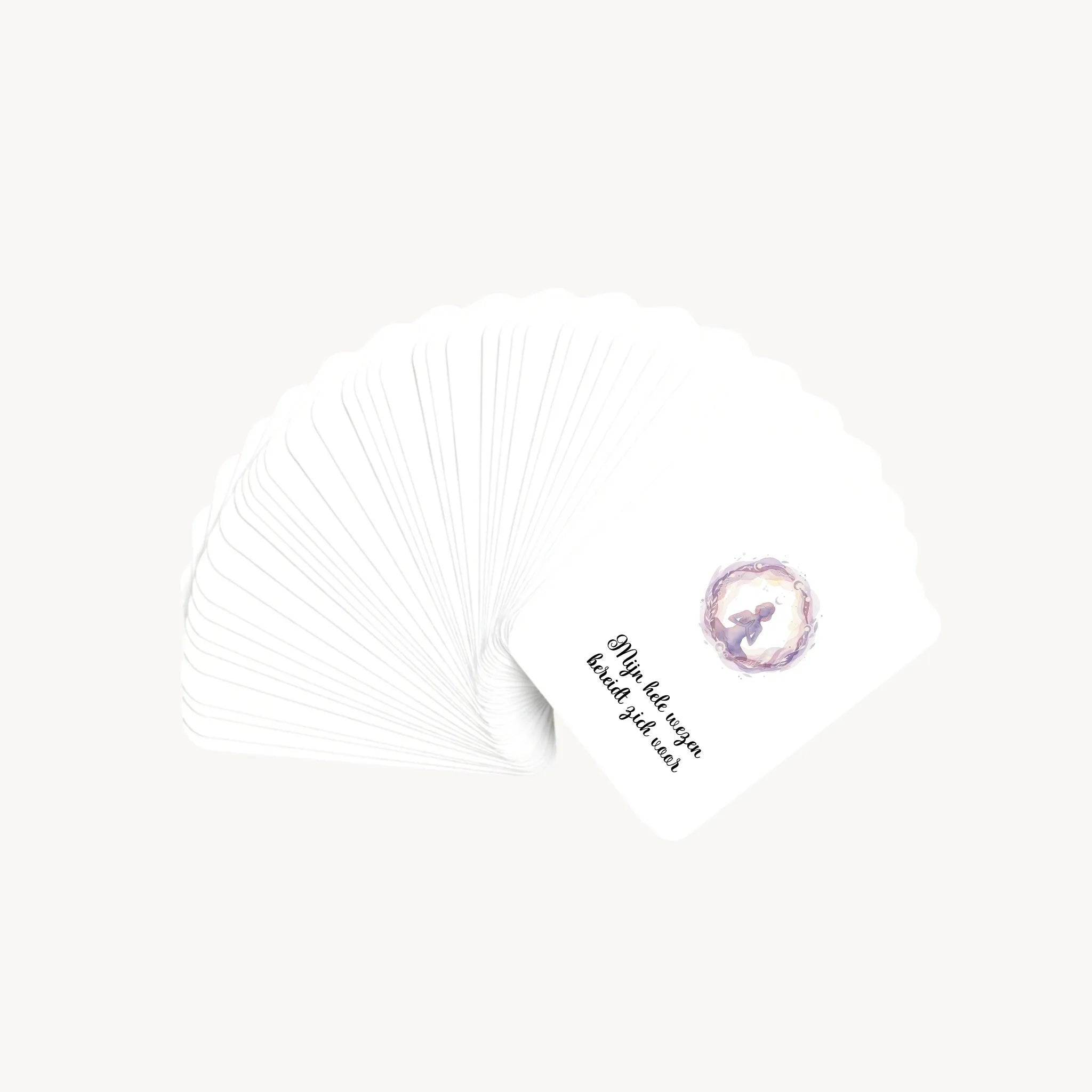 Waaier van 30 dreamy boho aquarelkaarten met korte affirmaties over zwangerschap, waarbij alleen de bovenste illustratie zichtbaar is, in een rustige en verfijnde stijl.