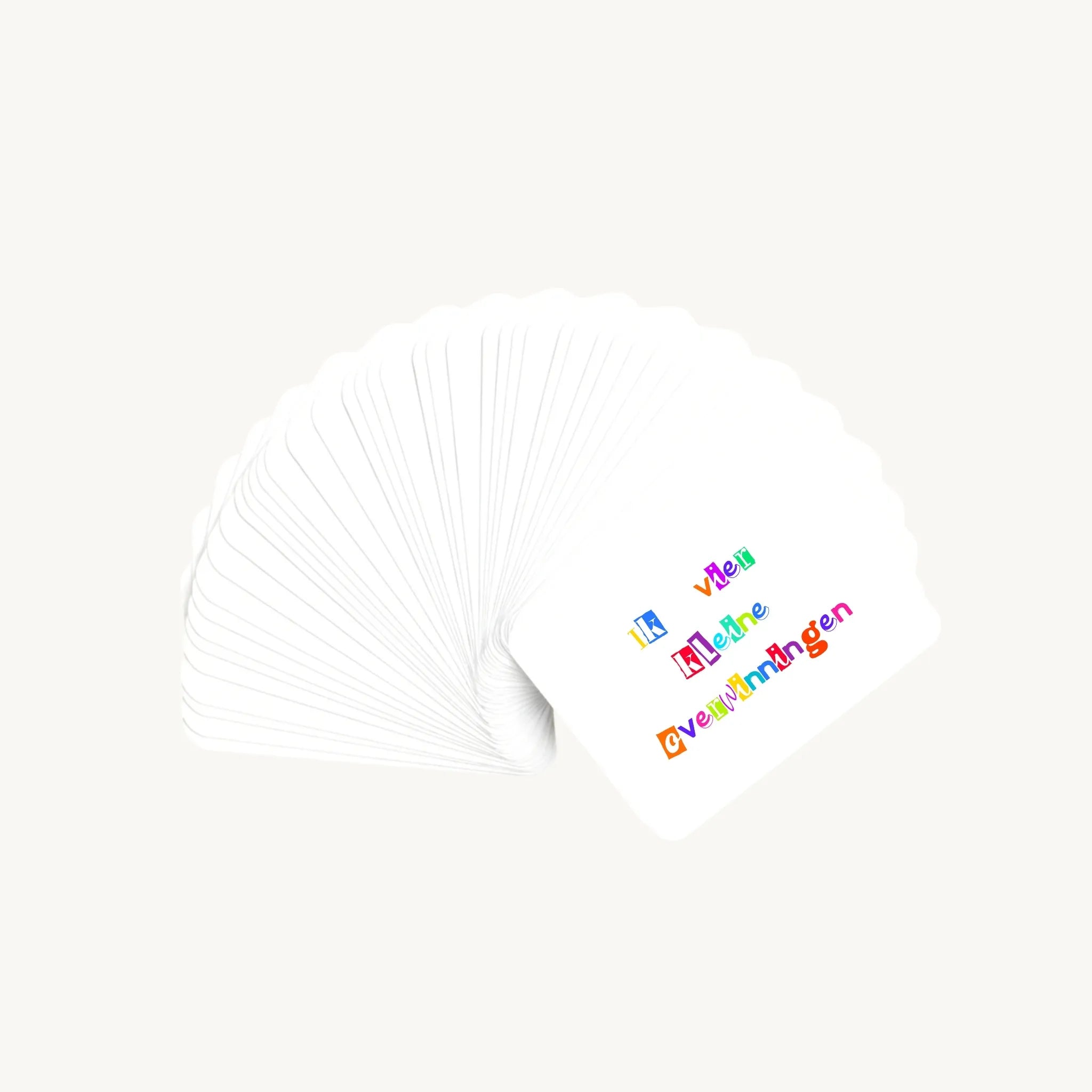 Waaier van 30 kaarten met korte teksten in ransom letter-stijl voor tieners, waarbij alleen de bovenste illustratie zichtbaar is, met een stoere creatieve uitstraling.