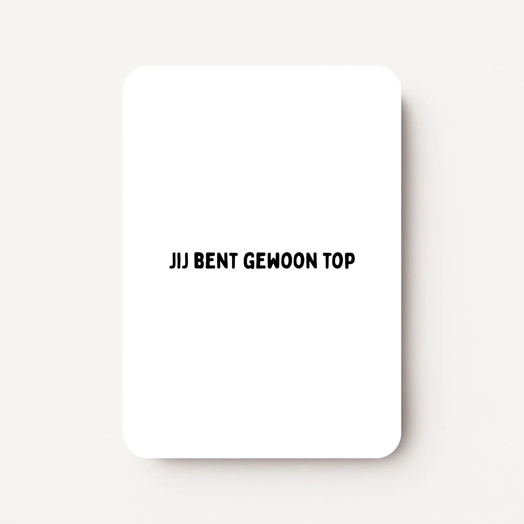 Staande zomaarkaart met zwarte tekst ‘Jij bent gewoon top’, minimalistisch ontwerp op witte achtergrond, flatlay op witte ondergrond.