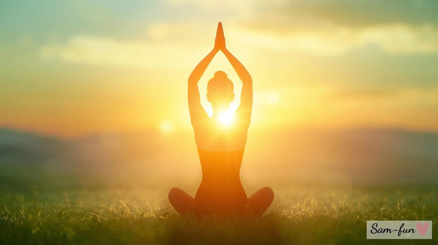 Persoon in yoga pose bij zonsopgang met gouden licht, symboliseert gezondheid, vitaliteit en wellness met affirmaties voor mind-body connection