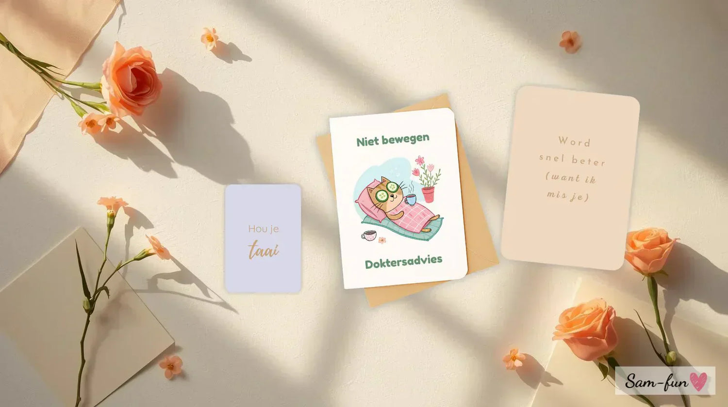 Flatlay met oranje bloemen en handgeschreven bemoedigende boodschap op lichte achtergrond, zonder kaart.