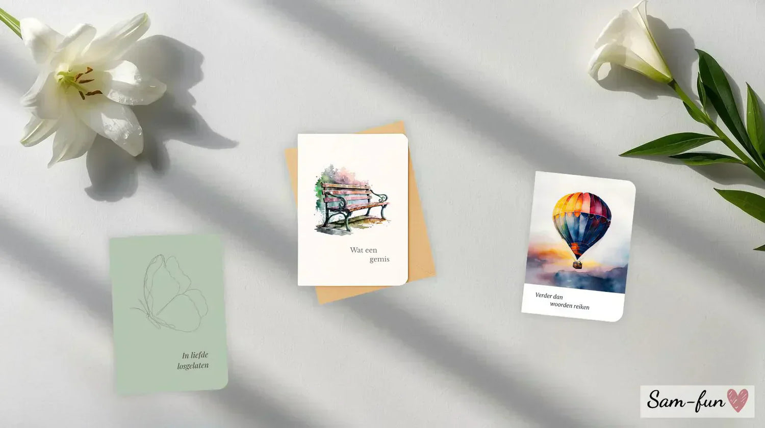 Condoleancekaart met witte lelie en handgeschreven sympathiebetuiging op lichtgrijze achtergrond