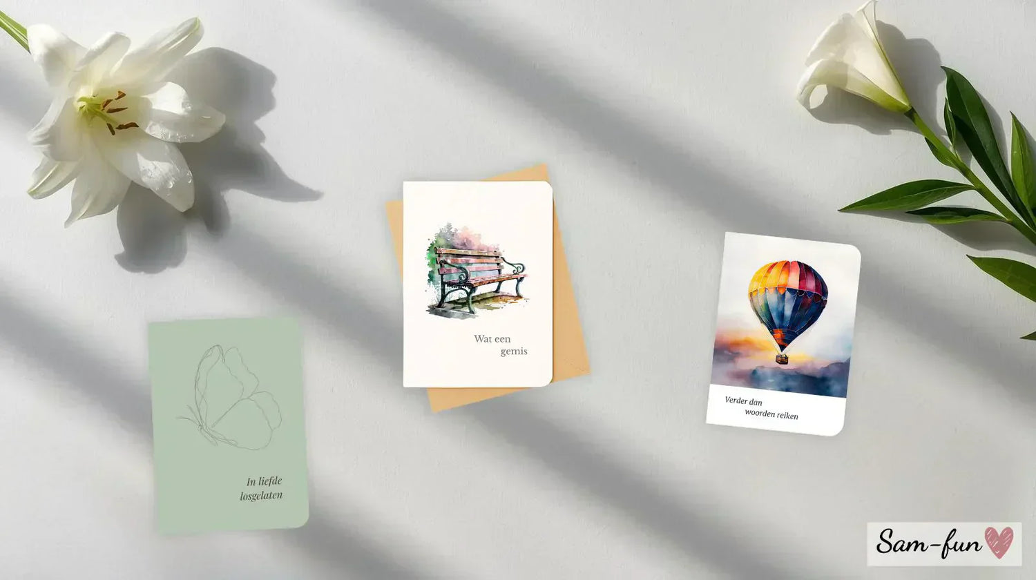 Condoleancekaart met witte lelie en handgeschreven sympathiebetuiging op lichtgrijze achtergrond