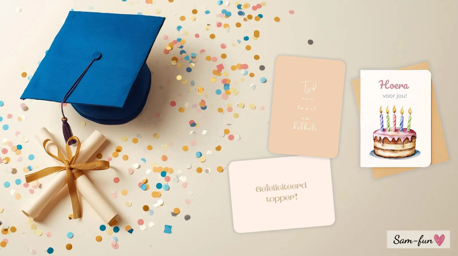 Geslaagd kaart met blauwe afstudeerhoed en gouden diploma op lichte achtergrond