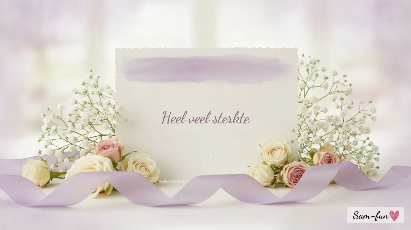 Condoleancekaart met delicate witte bloemen en lint, zachte en respectvolle sfeer voor miskraam