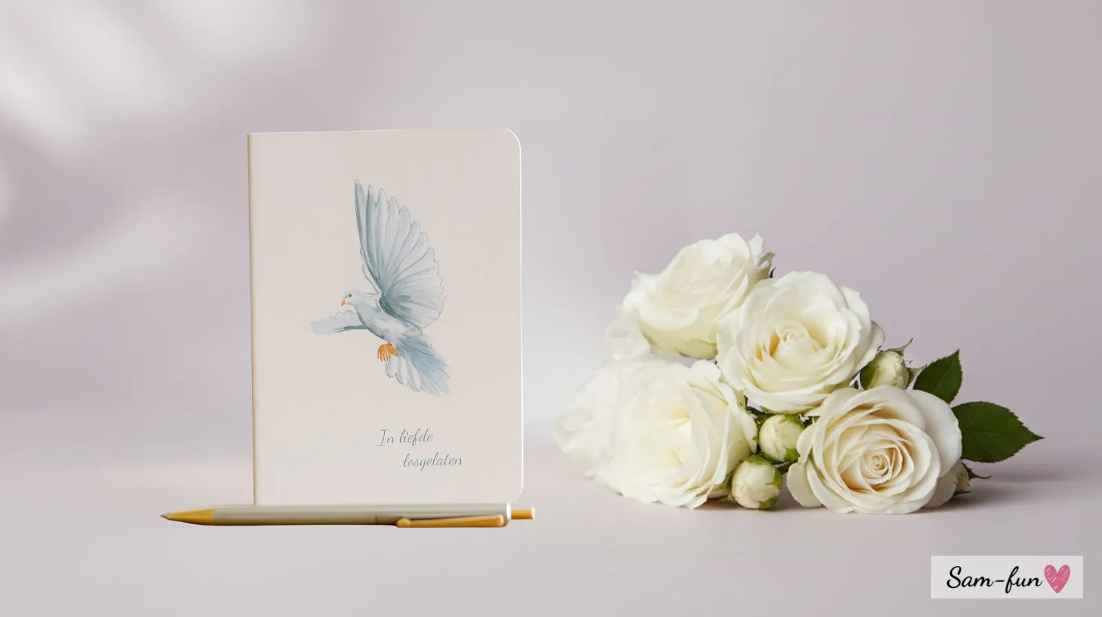 Condoleancekaart met witte bloemen op zachte achtergrond, troostende en respectvolle sfeer