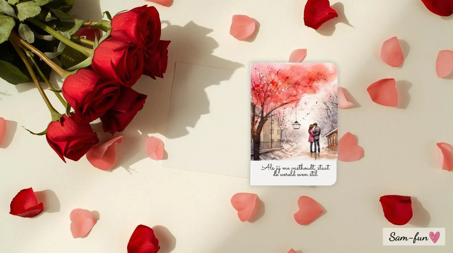 Liefdeskaart met rode rozen en roze hartjes en handgeschreven liefdesboodschap op lichte achtergrond