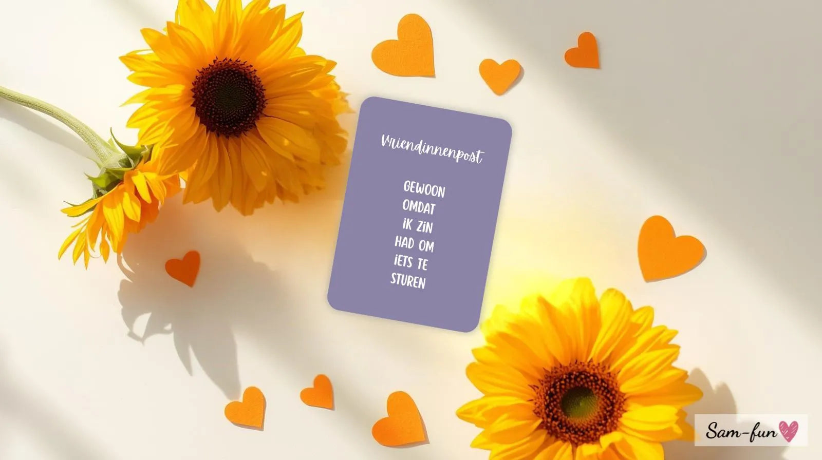 Vriendschapskaart met gele zonnebloemen en oranje hartjes en handgeschreven vriendschapsboodschap op lichte achtergrond