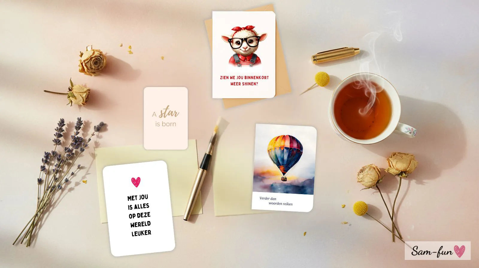 Verschillende soorten wenskaarten op een tafel met pen en bloemen - complete gids over wat wenskaarten zijn
