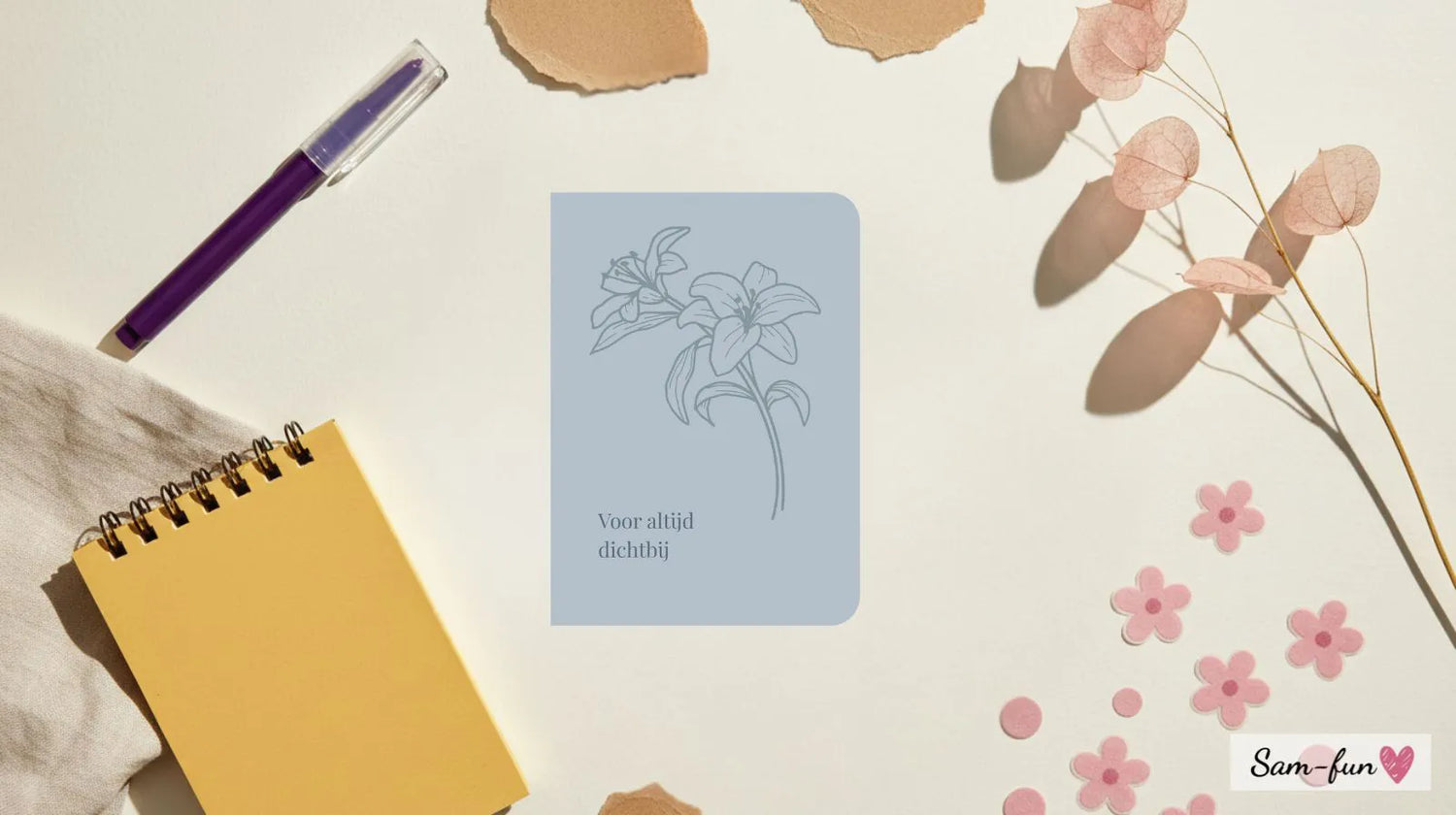 Warm flatlay achtergrond met crème papier, opvallende paarse, gele en roze accessoires, kraftpapier en linnen, geschikt voor productfotografie van wenskaarten.