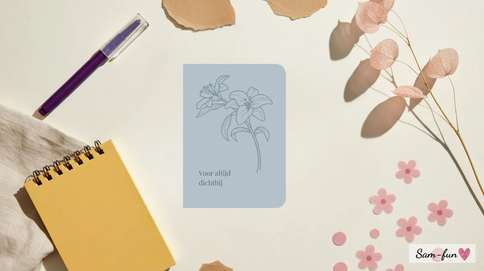 Warm flatlay achtergrond met crème papier, opvallende paarse, gele en roze accessoires, kraftpapier en linnen, geschikt voor productfotografie van wenskaarten.