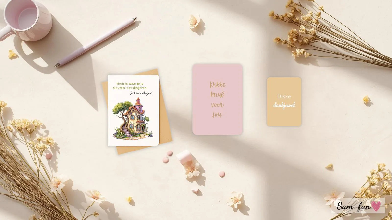 Flatlay met A6 en A7 wenskaarten met afgeronde hoeken, kraft enveloppen en subtiele kleurrijke props op lichte achtergrond