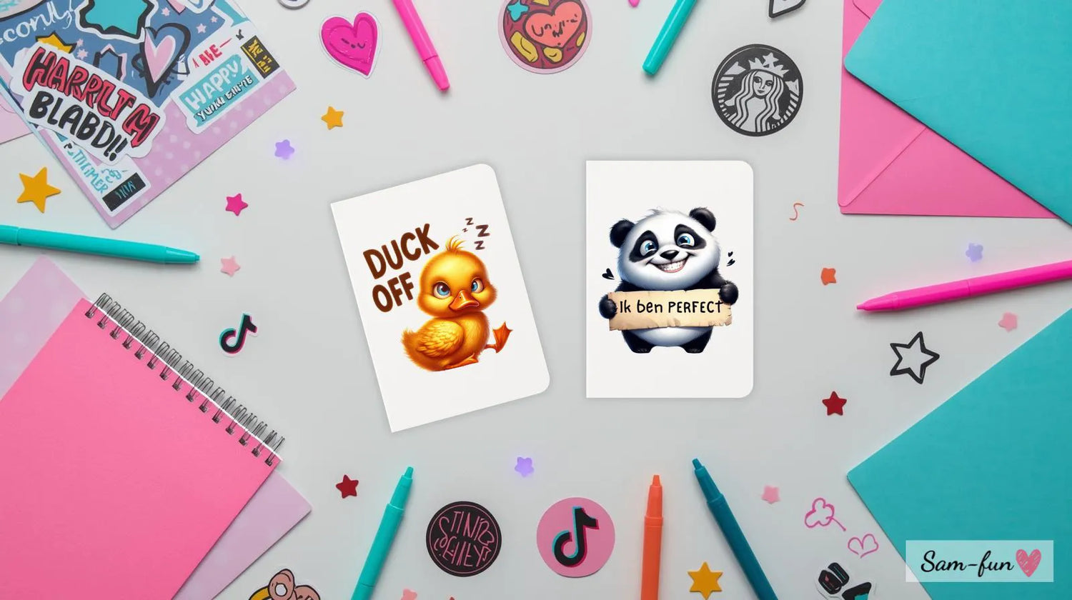 Vrolijke TikTok-stijl flatlay met neon roze en turquoise stationery, trendy stickers en moderne tiener-esthetiek rond wenskaarten op een lichte achtergrond