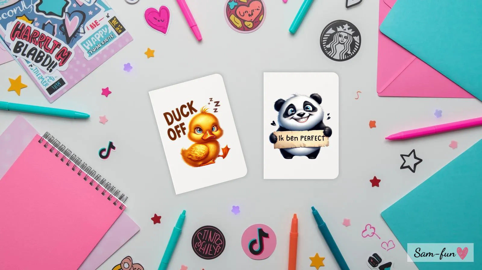 Vrolijke TikTok-stijl flatlay met neon roze en turquoise stationery, trendy stickers en moderne tiener-esthetiek rond wenskaarten op een lichte achtergrond