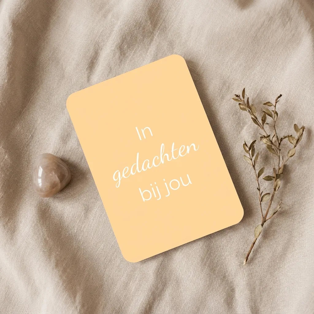 Mini sterktekaart met afgeronde hoeken op linnen ondergrond met steen en gedroogd takje