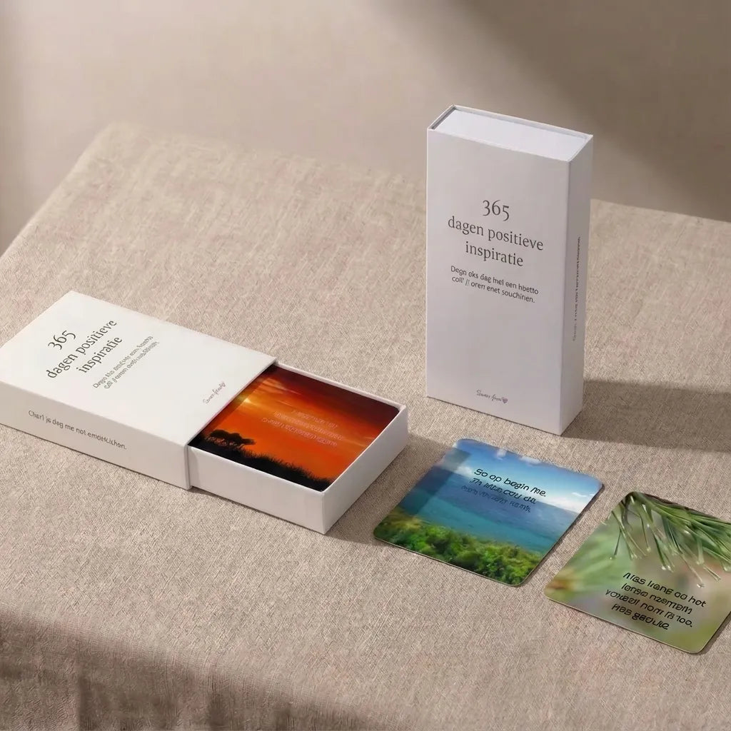 Open doos van de 365 dagen positieve inspiratie kaartenset met enkele kaarten zichtbaar, zachte studioverlichting, minimalistische neutrale achtergrond