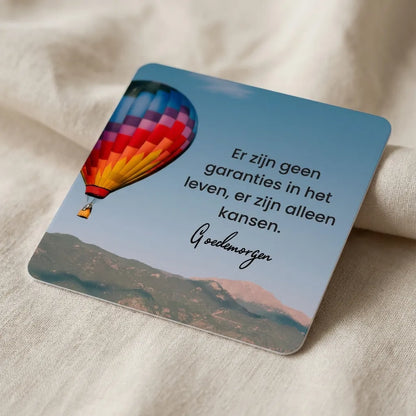 Close-up van een enkele kaart of kleine stapel kaarten uit de 365 dagen positieve inspiratie set, focus op papiertextuur en kleuren, minimalistische achtergrond