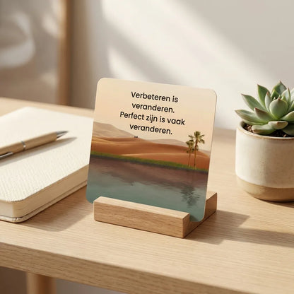 Affirmatiekaart uit de 365 dagen set in een houten kaart-houder op een bureau, omringd door notitieboekje en plantje, zachte natuurlijke verlichting