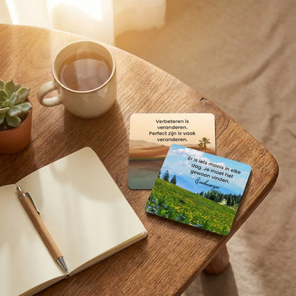 Lifestyle afbeelding van 1–2 kaarten uit de 365 dagen positieve inspiratie set op ontbijt- of bureau tafel, met koffie, notitieboekje en plantje, warme rustige sfeer