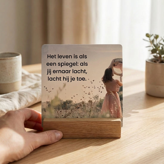 Affirmatiekaart uit de 365 dagen positieve inspiratie set in houten houder, rustig persoonlijk moment met subtiele menselijke aanwezigheid