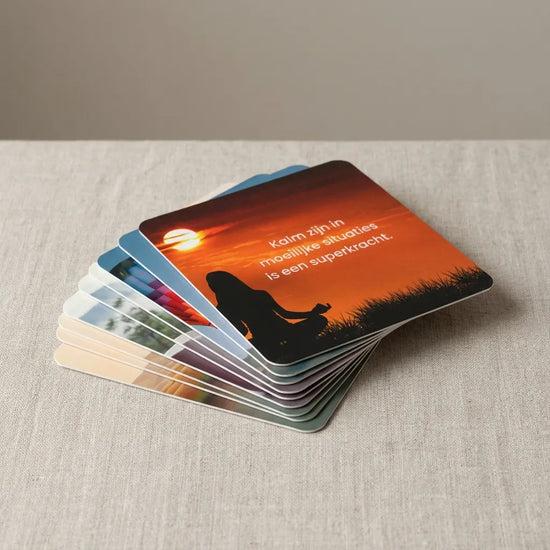Stapel vierkante affirmatiekaarten van 9 x 9 cm uit de 365 dagen positieve inspiratie set, minimalistisch en rustig gefotografeerd