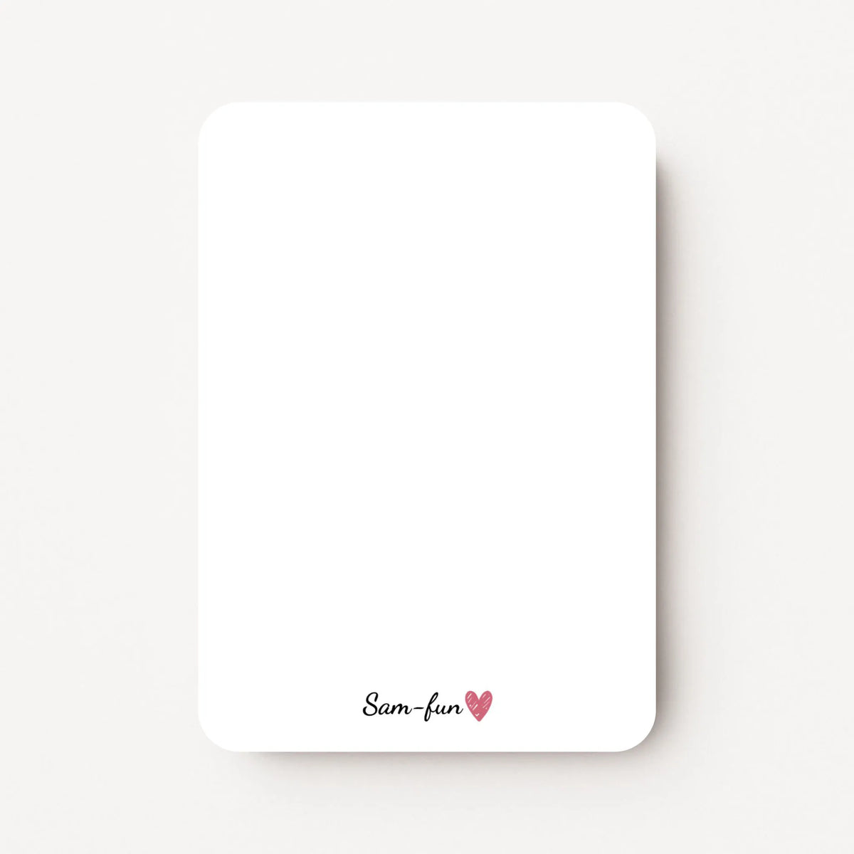 Blanco achterkant van een staande minikaart met een klein gecentreerd Sam-fun-logo onderaan.