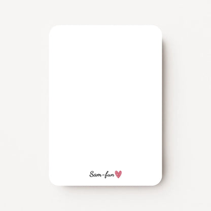 Blanco achterkant van een staande minikaart met een klein gecentreerd Sam-fun-logo onderaan.