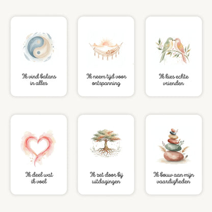 Flatlay van alle 30 aquarel boho affirmatiekaarten voor tieners met korte affirmaties, duidelijk A7-formaat, op een lichte achtergrond.