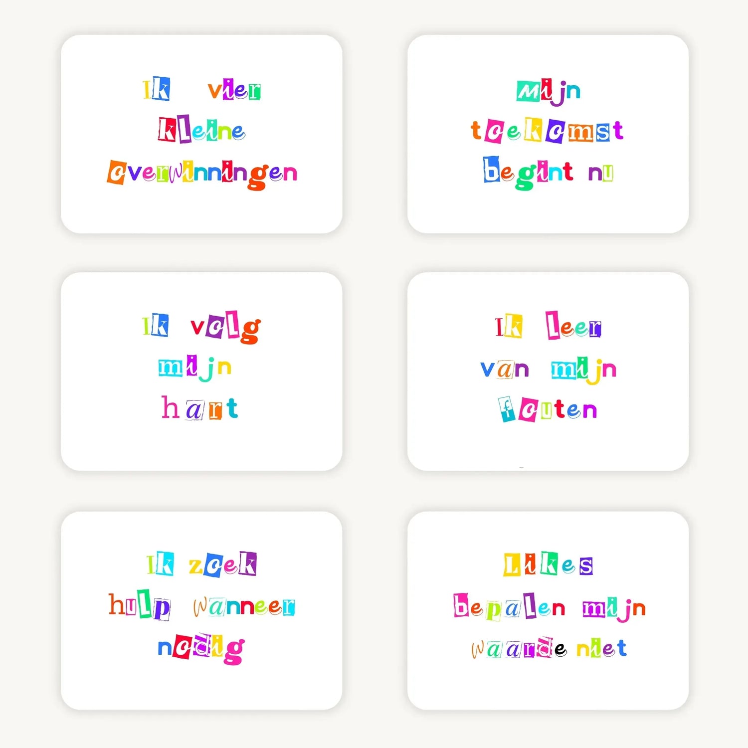 Flatlay van alle 30 liggende ransom stijl affirmatiekaarten voor tieners, korte affirmaties zichtbaar, A7-formaat.