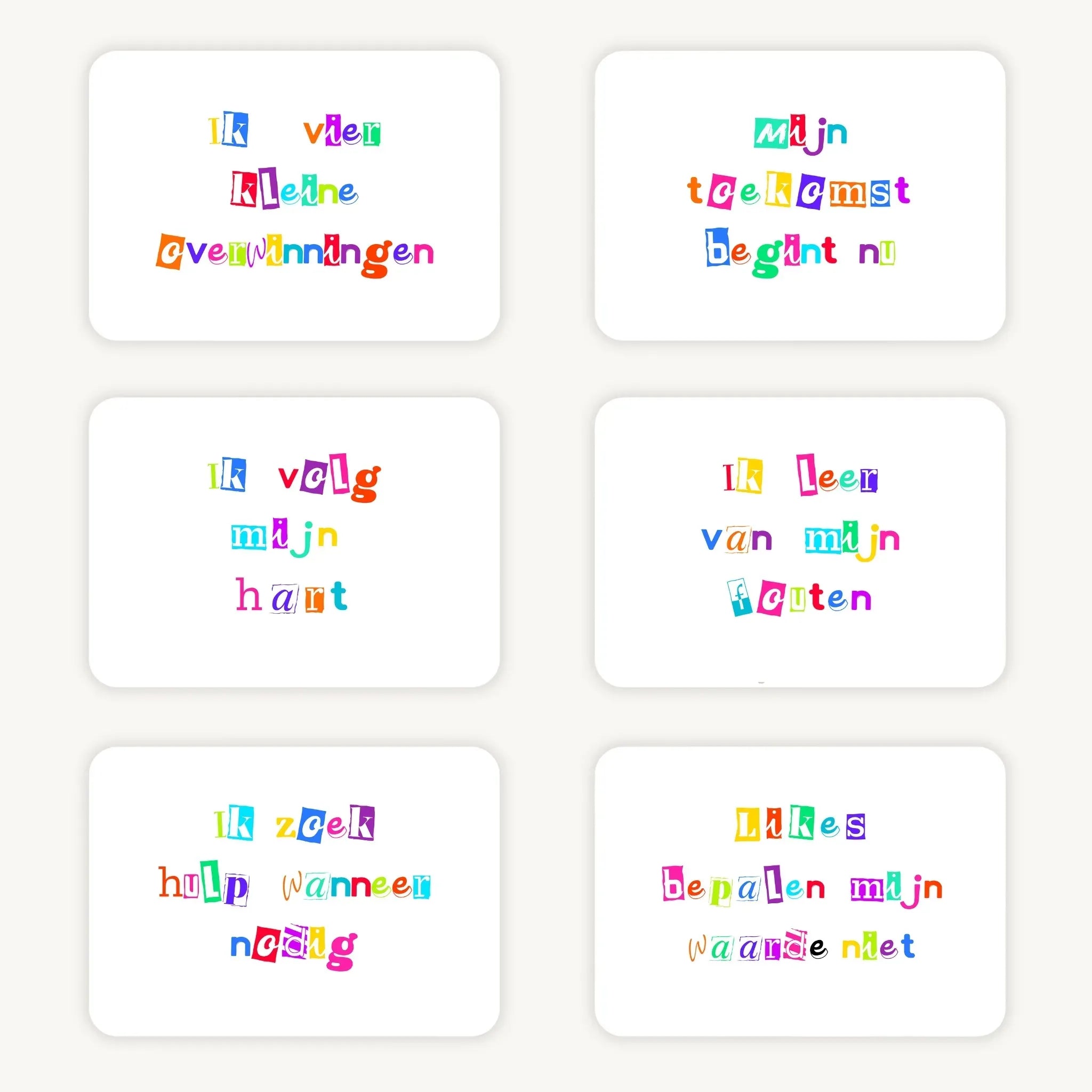 Flatlay van alle 30 liggende ransom stijl affirmatiekaarten voor tieners, korte affirmaties zichtbaar, A7-formaat.