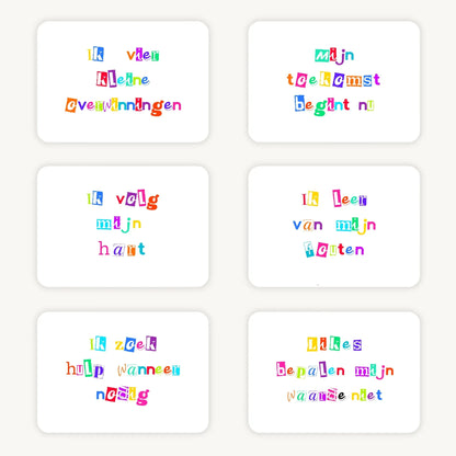 Flatlay van alle 30 liggende ransom stijl affirmatiekaarten voor tieners, korte affirmaties zichtbaar, A7-formaat.