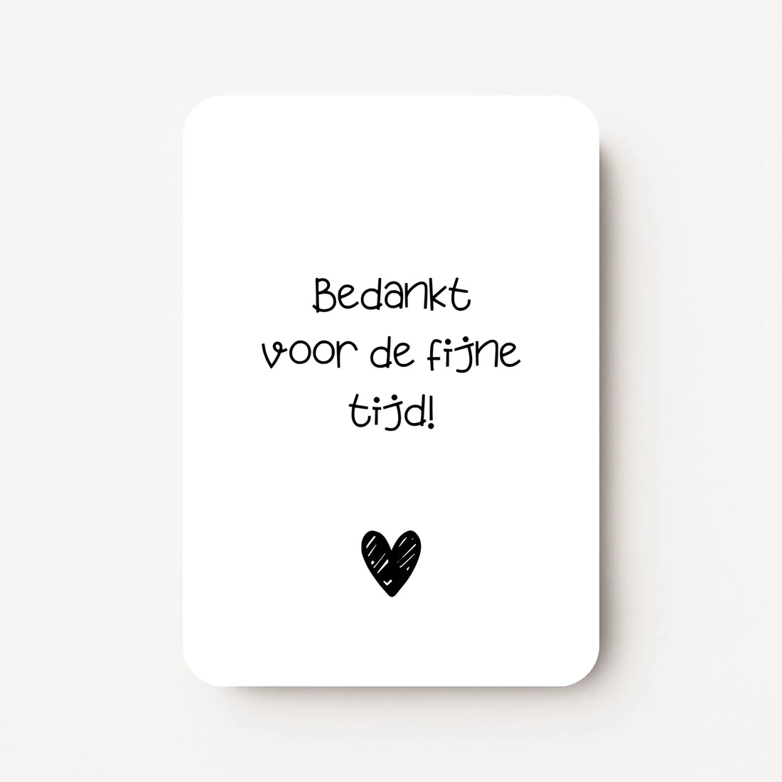 Staande bedankkaart met tekst ‘Bedankt voor de fijne tijd!’ in zwarte letters met een klein hartje eronder, flatlay op witte achtergrond.