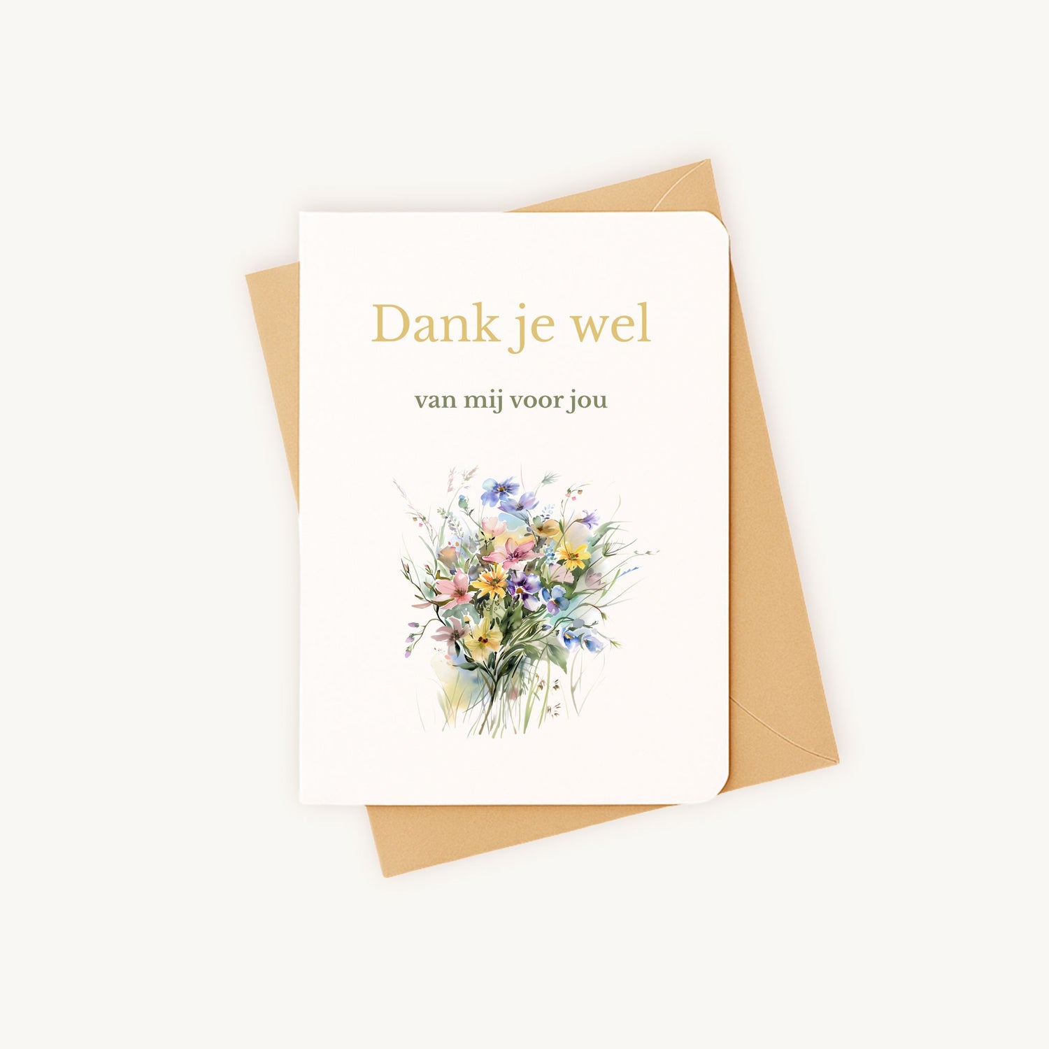 Bedankkaart aquarel liggend naast kraft envelop klaar voor verzending