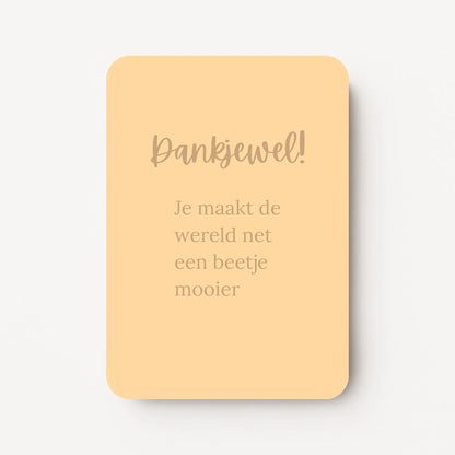 Staande goudgele bedankkaart met goudbruine tekst "Dank je wel! Je maakt de wereld net een beetje mooier".